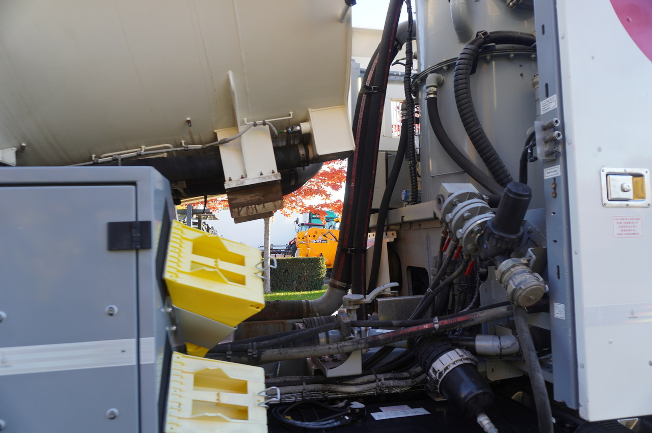 Camion hydrocureur MAN TGM 26.340 E6 / RIVARD sewage cleaner 11.8 m3 / 170 tho. km / steered axle: photos 37 Camion hydrocureur MAN TGM 26.340 E6 / RIVARD sewage cleaner 11.8 m3 / 170 tho. km / steered axle: photos 37