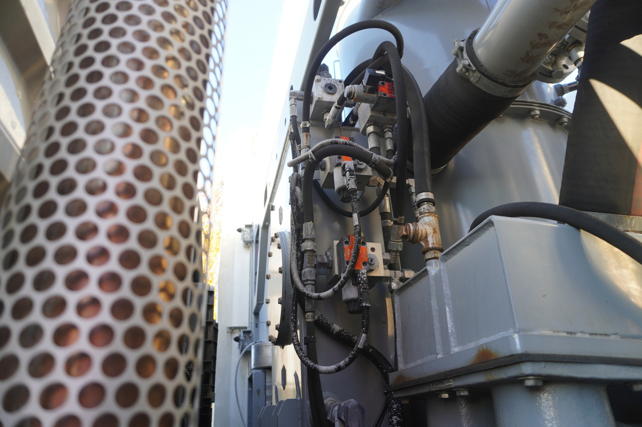 Camion hydrocureur MAN TGM 26.340 E6 / RIVARD sewage cleaner 11.8 m3 / 170 tho. km / steered axle: photos 31 Camion hydrocureur MAN TGM 26.340 E6 / RIVARD sewage cleaner 11.8 m3 / 170 tho. km / steered axle: photos 31