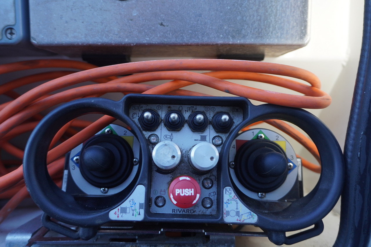 Camion hydrocureur MAN TGM 26.340 E6 / RIVARD sewage cleaner 11.8 m3 / 170 tho. km / steered axle: photos 15 Camion hydrocureur MAN TGM 26.340 E6 / RIVARD sewage cleaner 11.8 m3 / 170 tho. km / steered axle: photos 15