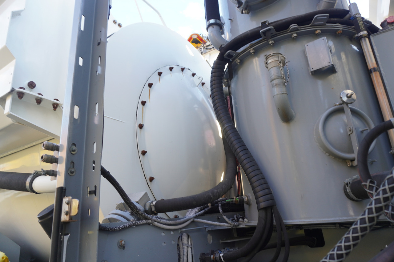 Camion hydrocureur MAN TGM 26.340 E6 / RIVARD sewage cleaner 11.8 m3 / 170 tho. km / steered axle: photos 26 Camion hydrocureur MAN TGM 26.340 E6 / RIVARD sewage cleaner 11.8 m3 / 170 tho. km / steered axle: photos 26