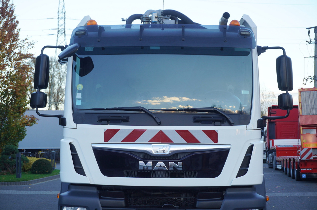 Camion hydrocureur MAN TGM 26.340 E6 / RIVARD sewage cleaner 11.8 m3 / 170 tho. km / steered axle: photos 47 Camion hydrocureur MAN TGM 26.340 E6 / RIVARD sewage cleaner 11.8 m3 / 170 tho. km / steered axle: photos 47