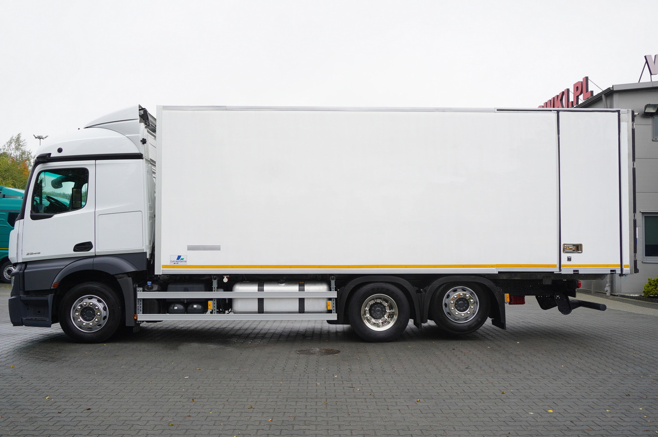 MERCEDES-BENZ Actros 2545 MP5 / Lecapitaine 18 EPAL refrigerator / Bitemperature / Carrier Supra 850 MT / ADR AT - Camion frigorifique: photos 2 MERCEDES-BENZ Actros 2545 MP5 / Lecapitaine 18 EPAL refrigerator / Bitemperature / Carrier Supra 850 MT / ADR AT - Camion frigorifique: photos 2