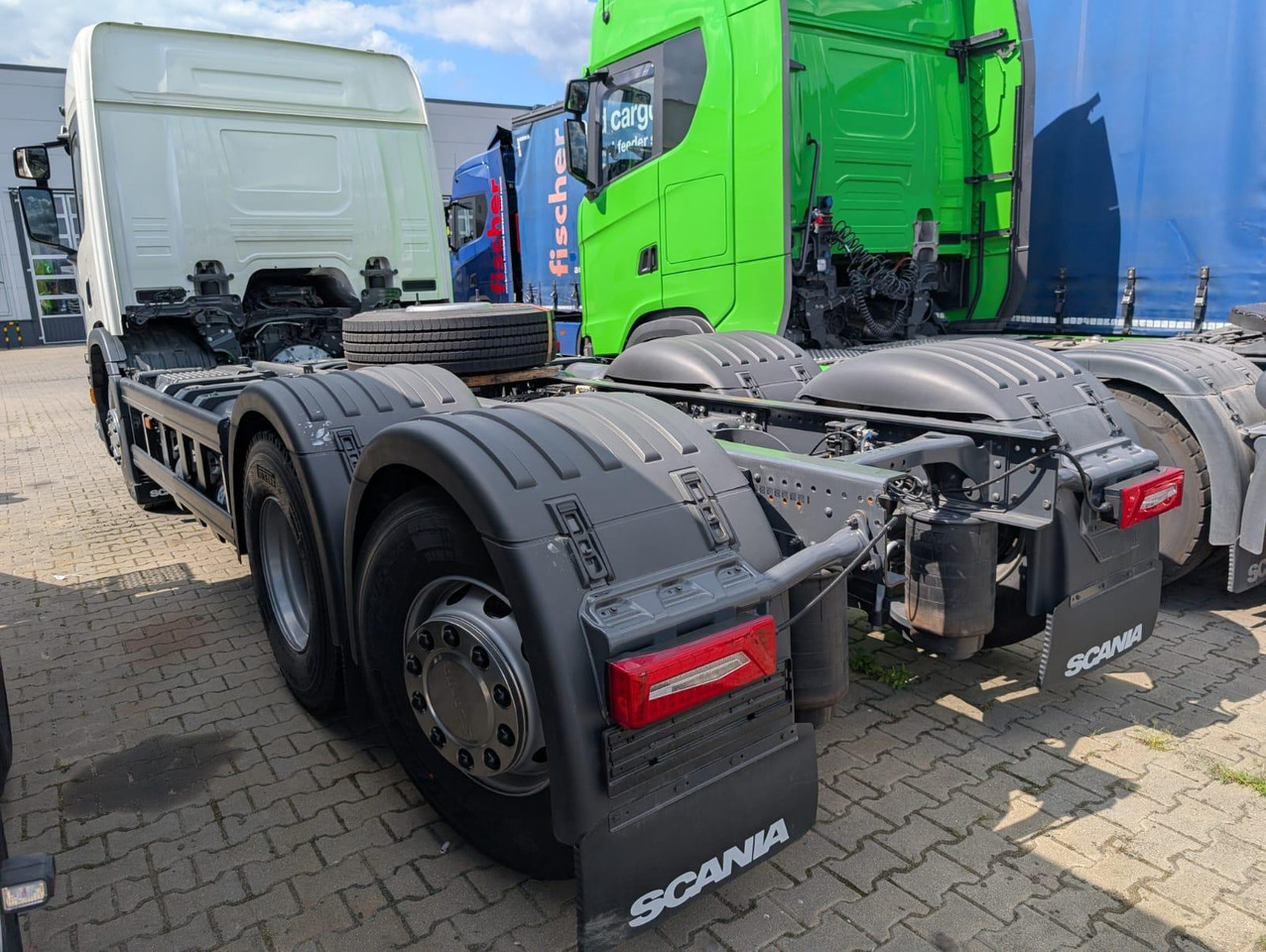SCANIA P 340 B6x2*4NA / chassis frame / steering axle / CNG / large cab / 8 units - Benne à ordures ménagères: photos 4 SCANIA P 340 B6x2*4NA / chassis frame / steering axle / CNG / large cab / 8 units - Benne à ordures ménagères: photos 4