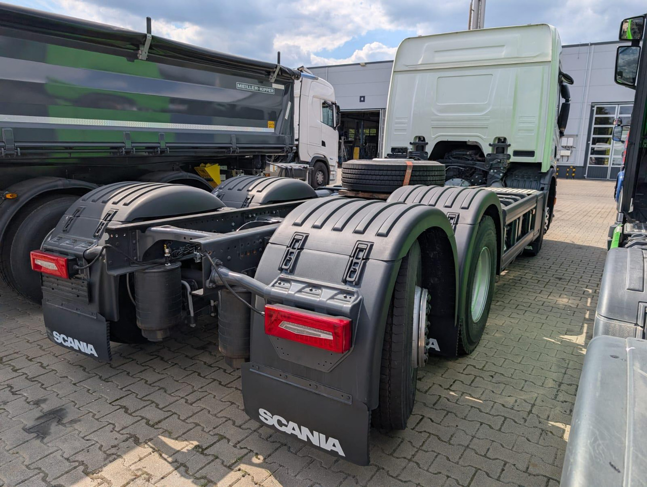 SCANIA P 340 B6x2*4NA / chassis frame / steering axle / CNG / large cab / 8 units - Benne à ordures ménagères: photos 3 SCANIA P 340 B6x2*4NA / chassis frame / steering axle / CNG / large cab / 8 units - Benne à ordures ménagères: photos 3