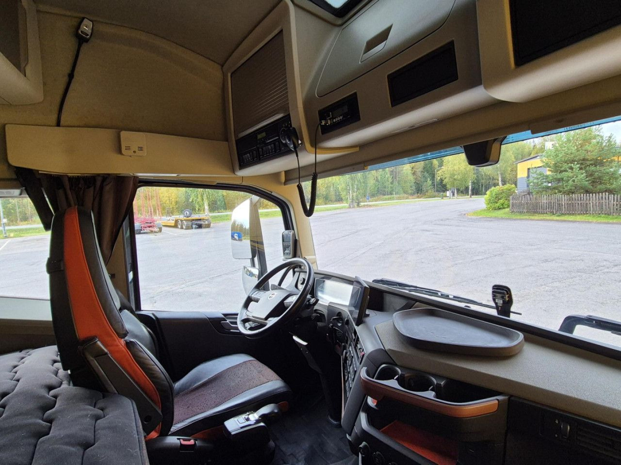Camion grue pour transport de bois VOLVO FH 750 8x4 / 2 lifted axles / timber truck: photos 16
