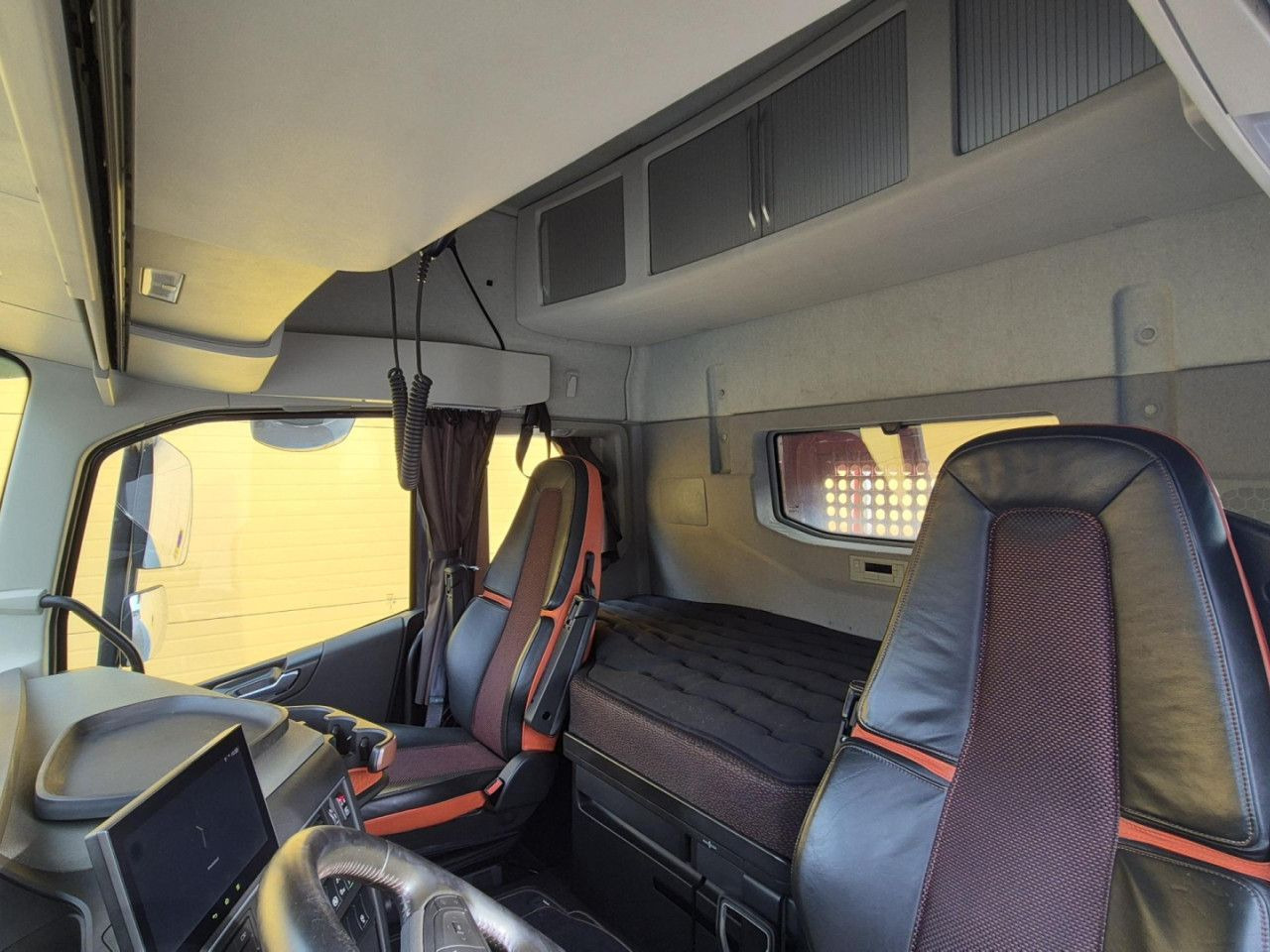 Camion grue pour transport de bois VOLVO FH 750 8x4 / 2 lifted axles / timber truck: photos 12