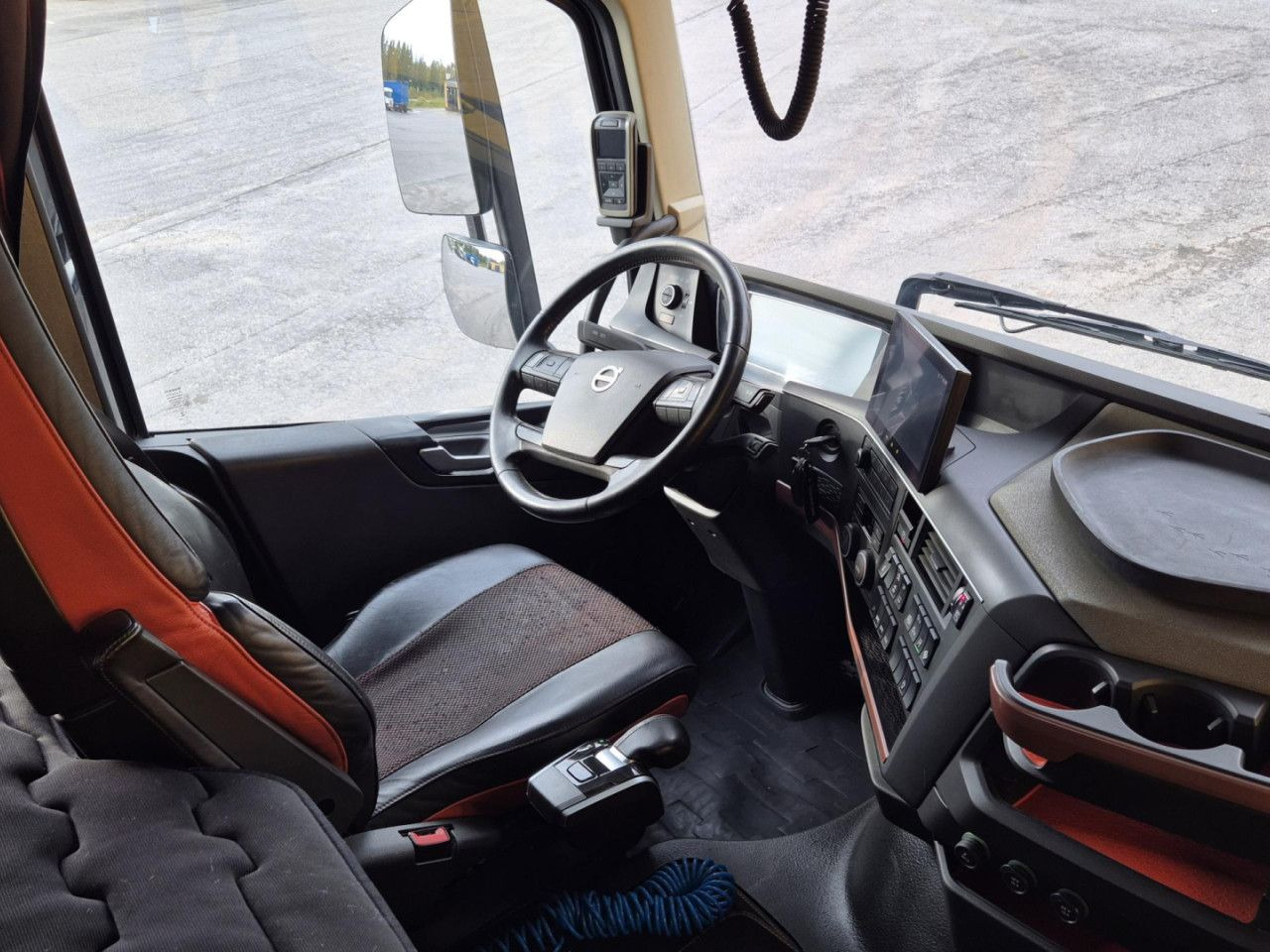 Camion grue pour transport de bois VOLVO FH 750 8x4 / 2 lifted axles / timber truck: photos 15
