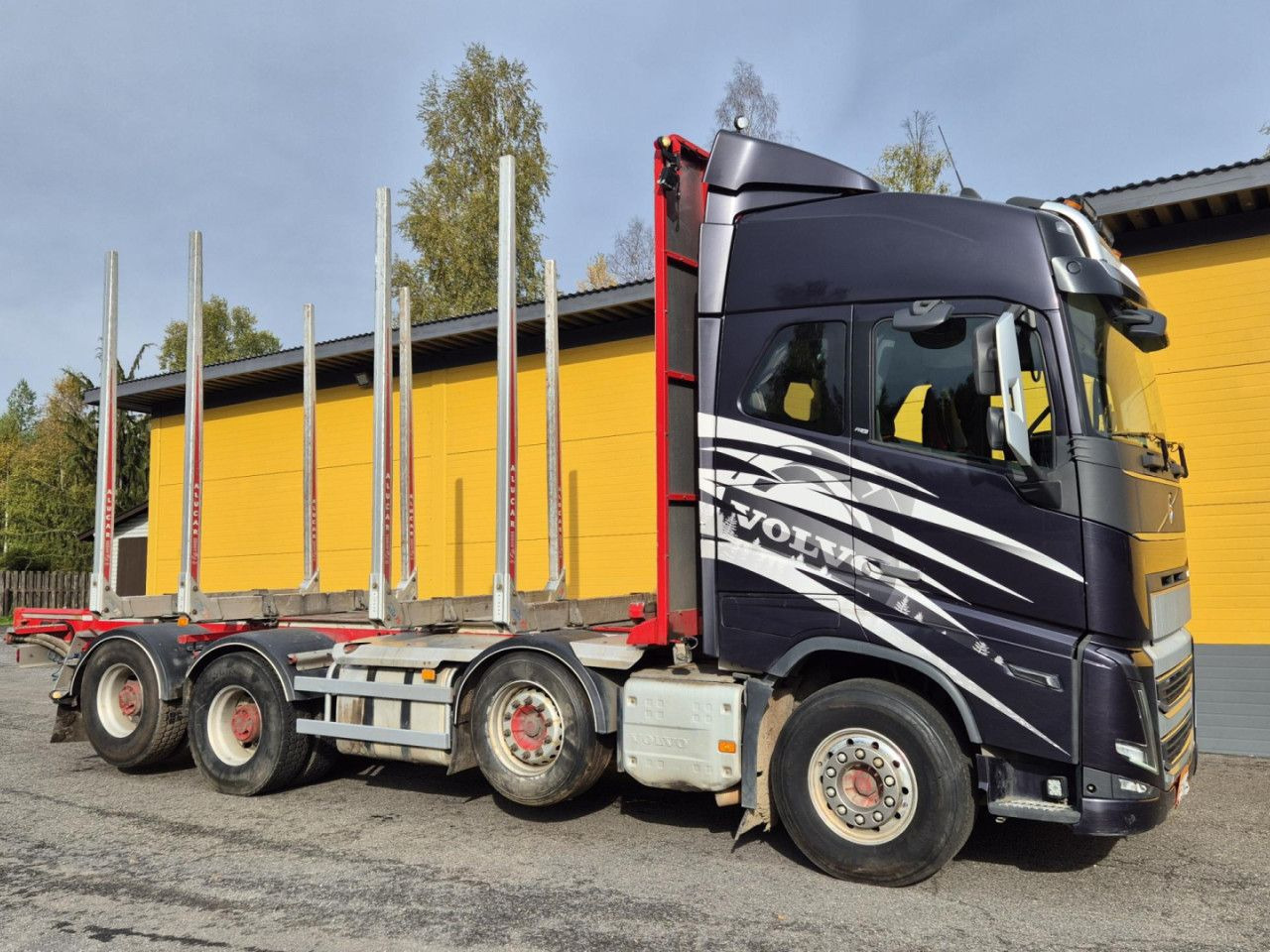 VOLVO FH 750 8x4 / 2 lifted axles / timber truck - Camion grumier: photos 3 VOLVO FH 750 8x4 / 2 lifted axles / timber truck - Camion grumier: photos 3