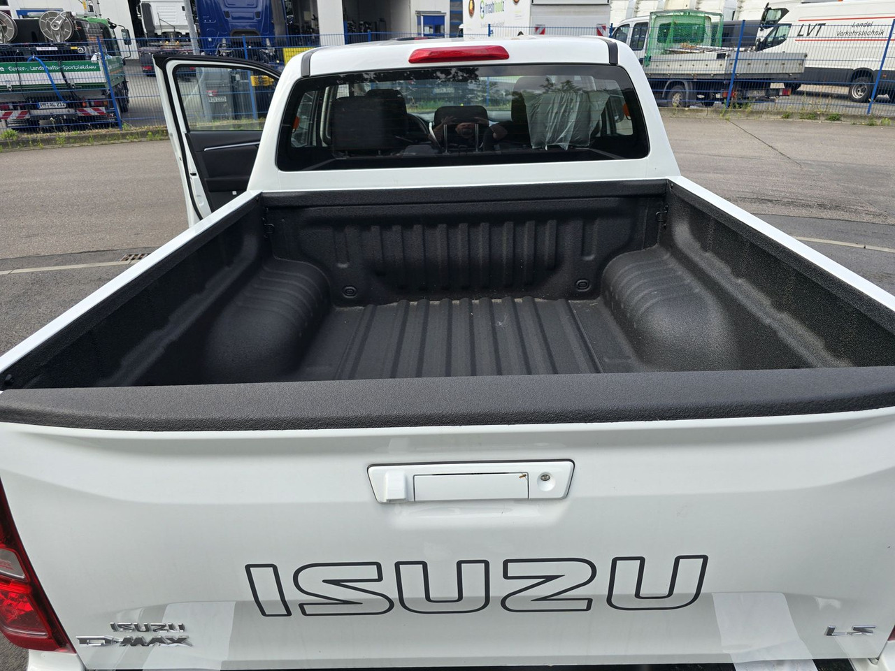Isuzu PICK UP LS inkl. Ladeflächenausspritzung, 25er M - SUV: photos 4 Isuzu PICK UP LS inkl. Ladeflächenausspritzung, 25er M - SUV: photos 4