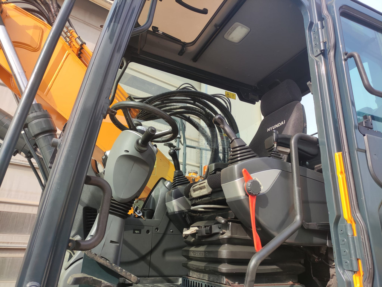 HYUNDAI HW140 - Pelle sur pneus: photos 5 HYUNDAI HW140 - Pelle sur pneus: photos 5