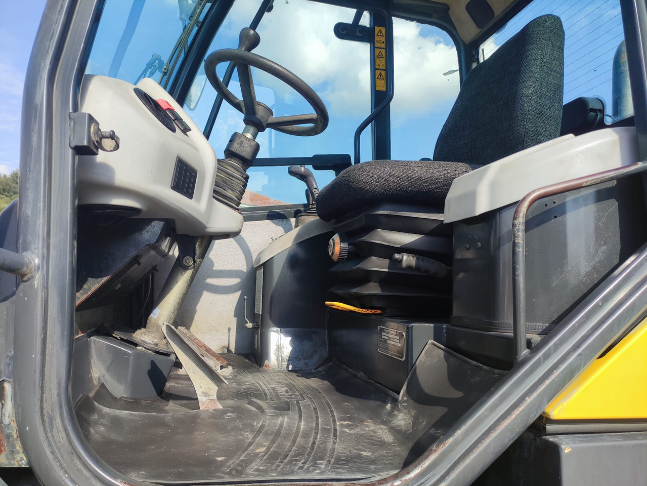 KOMATSU WA80-5 - Chargeuse sur pneus: photos 5 KOMATSU WA80-5 - Chargeuse sur pneus: photos 5