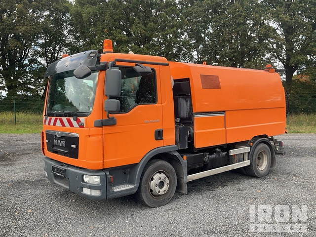 2013 MAN TGL12.220 2013 Faun ViaJet 5R-HS on Kehrmaschine - Balayeuse de voirie: photos 1 2013 MAN TGL12.220 2013 Faun ViaJet 5R-HS on Kehrmaschine - Balayeuse de voirie: photos 1