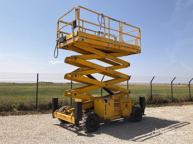 2004 Haulotte H15SX 4x4 Diesel Scissor Lift - Nacelle ciseaux: photos 2 2004 Haulotte H15SX 4x4 Diesel Scissor Lift - Nacelle ciseaux: photos 2