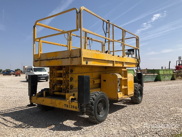 2004 Haulotte H15SX 4x4 Diesel Scissor Lift - Nacelle ciseaux: photos 3 2004 Haulotte H15SX 4x4 Diesel Scissor Lift - Nacelle ciseaux: photos 3