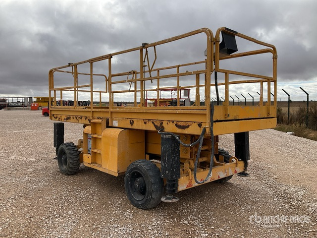 2007 Haulotte H12SXL 4x4 Diesel Scissor Lift - Nacelle ciseaux: photos 3 2007 Haulotte H12SXL 4x4 Diesel Scissor Lift - Nacelle ciseaux: photos 3