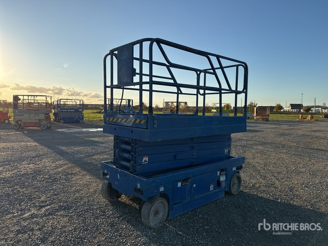 2007 Haulotte Compact12 Electric Scissor Lift - Nacelle ciseaux: photos 2 2007 Haulotte Compact12 Electric Scissor Lift - Nacelle ciseaux: photos 2
