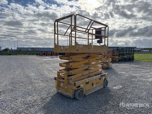 2007 Haulotte Compact12 Electric Scissor Lift - Nacelle ciseaux: photos 3 2007 Haulotte Compact12 Electric Scissor Lift - Nacelle ciseaux: photos 3