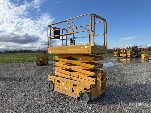 2007 Haulotte Compact12 Electric Scissor Lift - Nacelle ciseaux: photos 2 2007 Haulotte Compact12 Electric Scissor Lift - Nacelle ciseaux: photos 2