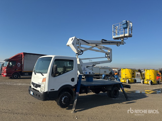 2010 Nissan Cabstar 35 - 11 2010 Cela TP200 20 m on Bucket Truck - Camion avec nacelle: photos 1 2010 Nissan Cabstar 35 - 11 2010 Cela TP200 20 m on Bucket Truck - Camion avec nacelle: photos 1