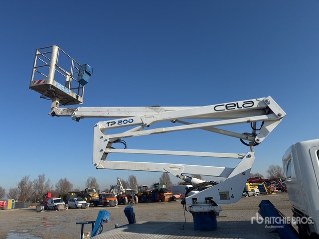 2010 Nissan Cabstar 35 - 11 2010 Cela TP200 20 m on Bucket Truck - Camion avec nacelle: photos 4 2010 Nissan Cabstar 35 - 11 2010 Cela TP200 20 m on Bucket Truck - Camion avec nacelle: photos 4