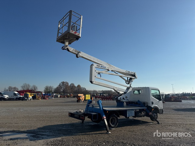2010 Nissan Cabstar 35 - 11 2010 Cela TP200 20 m on Bucket Truck - Camion avec nacelle: photos 3 2010 Nissan Cabstar 35 - 11 2010 Cela TP200 20 m on Bucket Truck - Camion avec nacelle: photos 3