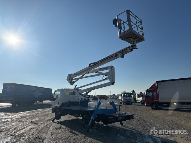 2010 Nissan Cabstar 35 - 11 2010 Cela TP200 20 m on Bucket Truck - Camion avec nacelle: photos 2 2010 Nissan Cabstar 35 - 11 2010 Cela TP200 20 m on Bucket Truck - Camion avec nacelle: photos 2