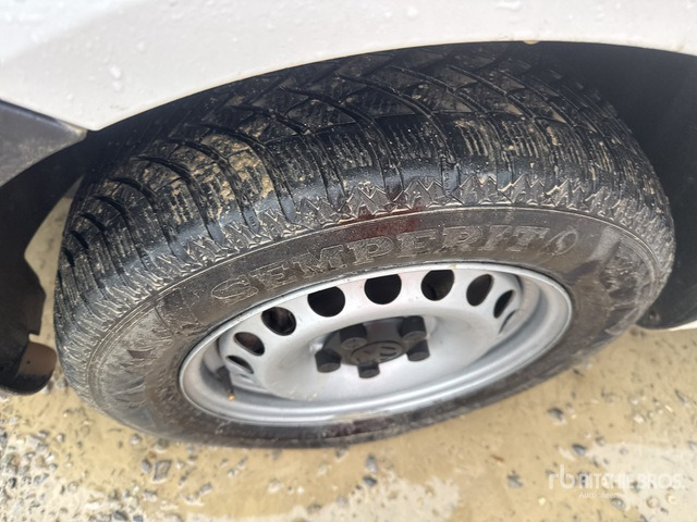 2011 Volkswagen Caddy CNG Van Truck - Camion fourgon: photos 5 2011 Volkswagen Caddy CNG Van Truck - Camion fourgon: photos 5