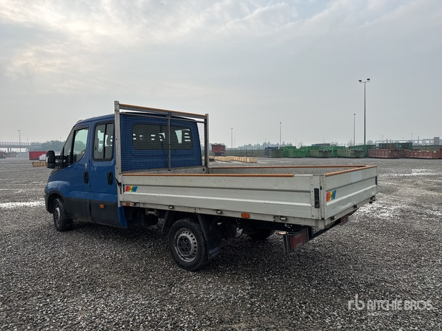 2015 Iveco Daily 33-110 Crew Cab Flatbed Truck - Utilitaire plateau: photos 1 2015 Iveco Daily 33-110 Crew Cab Flatbed Truck - Utilitaire plateau: photos 1