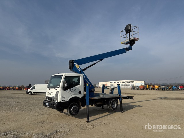 2016 Nissan 2016 Socage T318 18 m on Bucket Truck - Camion avec nacelle: photos 2 2016 Nissan 2016 Socage T318 18 m on Bucket Truck - Camion avec nacelle: photos 2