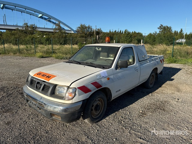 2001 Nissan 4x2 Pickup - Pick-up: photos 2 2001 Nissan 4x2 Pickup - Pick-up: photos 2