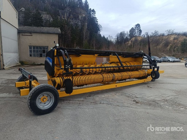 2010 New Holland Pick Up Ensileuse 5M20 Forage Harvester Pickup Header - Broyeur/ Épareuse: photos 1 2010 New Holland Pick Up Ensileuse 5M20 Forage Harvester Pickup Header - Broyeur/ Épareuse: photos 1