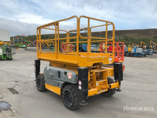 2007 Haulotte Compact 10DX 4x4 Diesel Scissor Lift - Nacelle ciseaux: photos 3 2007 Haulotte Compact 10DX 4x4 Diesel Scissor Lift - Nacelle ciseaux: photos 3
