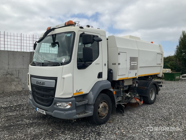 2015 DAF LF55.220 Scarab on Sweeper Truck - Balayeuse de voirie: photos 1 2015 DAF LF55.220 Scarab on Sweeper Truck - Balayeuse de voirie: photos 1