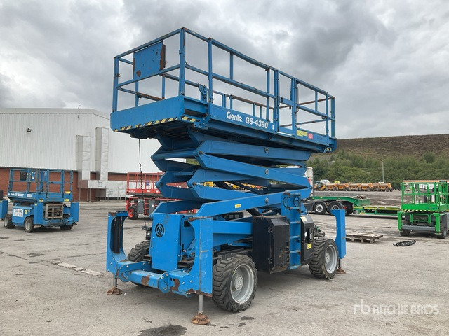 2016 Genie GS4390 4x4 Diesel Scissor Lift - Nacelle ciseaux: photos 2 2016 Genie GS4390 4x4 Diesel Scissor Lift - Nacelle ciseaux: photos 2