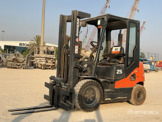 2014 Doosan D25S-2 2.5 ton Forklift - Chariot élévateur diesel: photos 2 2014 Doosan D25S-2 2.5 ton Forklift - Chariot élévateur diesel: photos 2