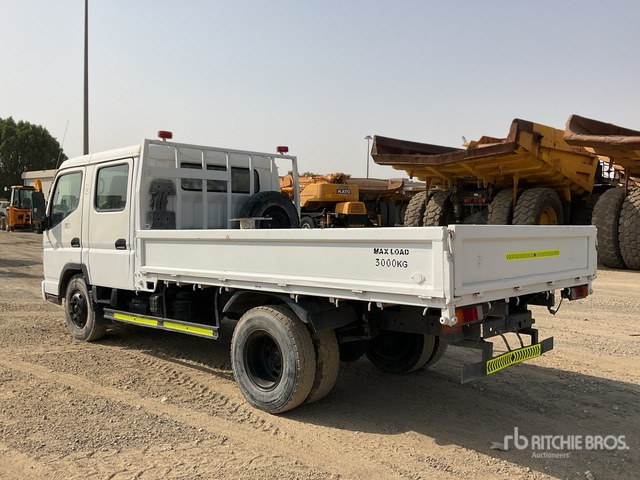 2014 Mitsubishi Canter 4x2 Crew Cab Flatbed Truck - Camion plateau: photos 3 2014 Mitsubishi Canter 4x2 Crew Cab Flatbed Truck - Camion plateau: photos 3