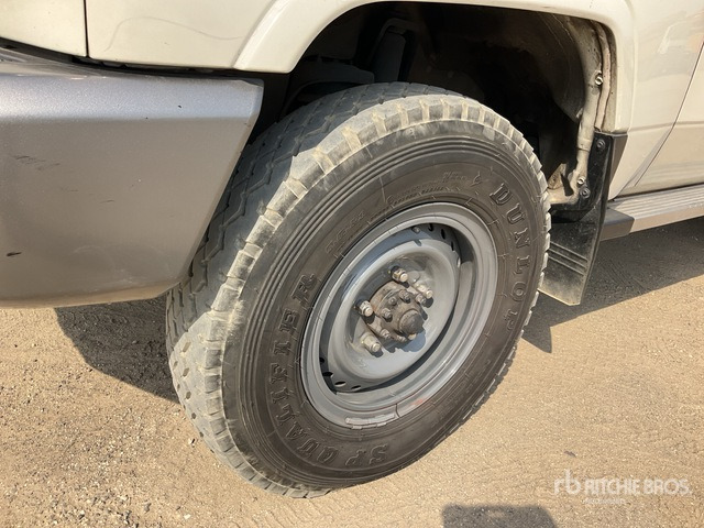 2014 Toyota Land Cruiser LX 76L 4x4 SUV - SUV: photos 5 2014 Toyota Land Cruiser LX 76L 4x4 SUV - SUV: photos 5