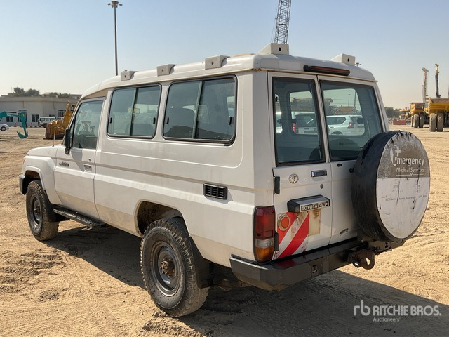 2016 Toyota Land Cruiser 78R 4x4 SUV - SUV: photos 3 2016 Toyota Land Cruiser 78R 4x4 SUV - SUV: photos 3