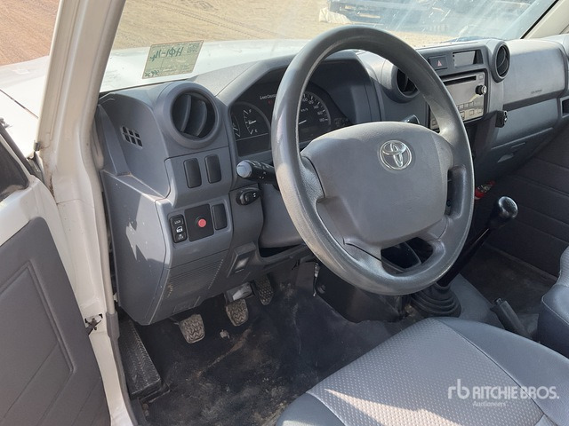 2016 Toyota Land Cruiser 79L 4x4 Crew Cab Pickup - Pick-up: photos 5 2016 Toyota Land Cruiser 79L 4x4 Crew Cab Pickup - Pick-up: photos 5