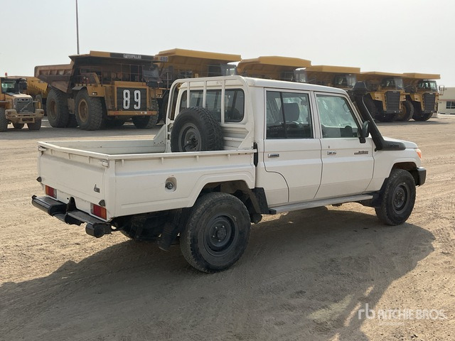 2016 Toyota Land Cruiser 79L 4x4 Crew Cab Pickup - Pick-up: photos 4 2016 Toyota Land Cruiser 79L 4x4 Crew Cab Pickup - Pick-up: photos 4