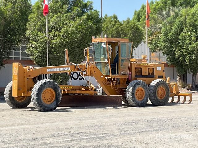 Mitsubishi MG730 Motor Grader - Broyeur/ Épareuse: photos 2 Mitsubishi MG730 Motor Grader - Broyeur/ Épareuse: photos 2