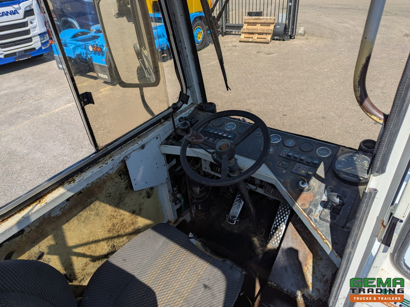 Terberg YT17 MOTOR DEFECT - MMBS Kenteken - Tracteur portuaire: photos 5 Terberg YT17 MOTOR DEFECT - MMBS Kenteken - Tracteur portuaire: photos 5