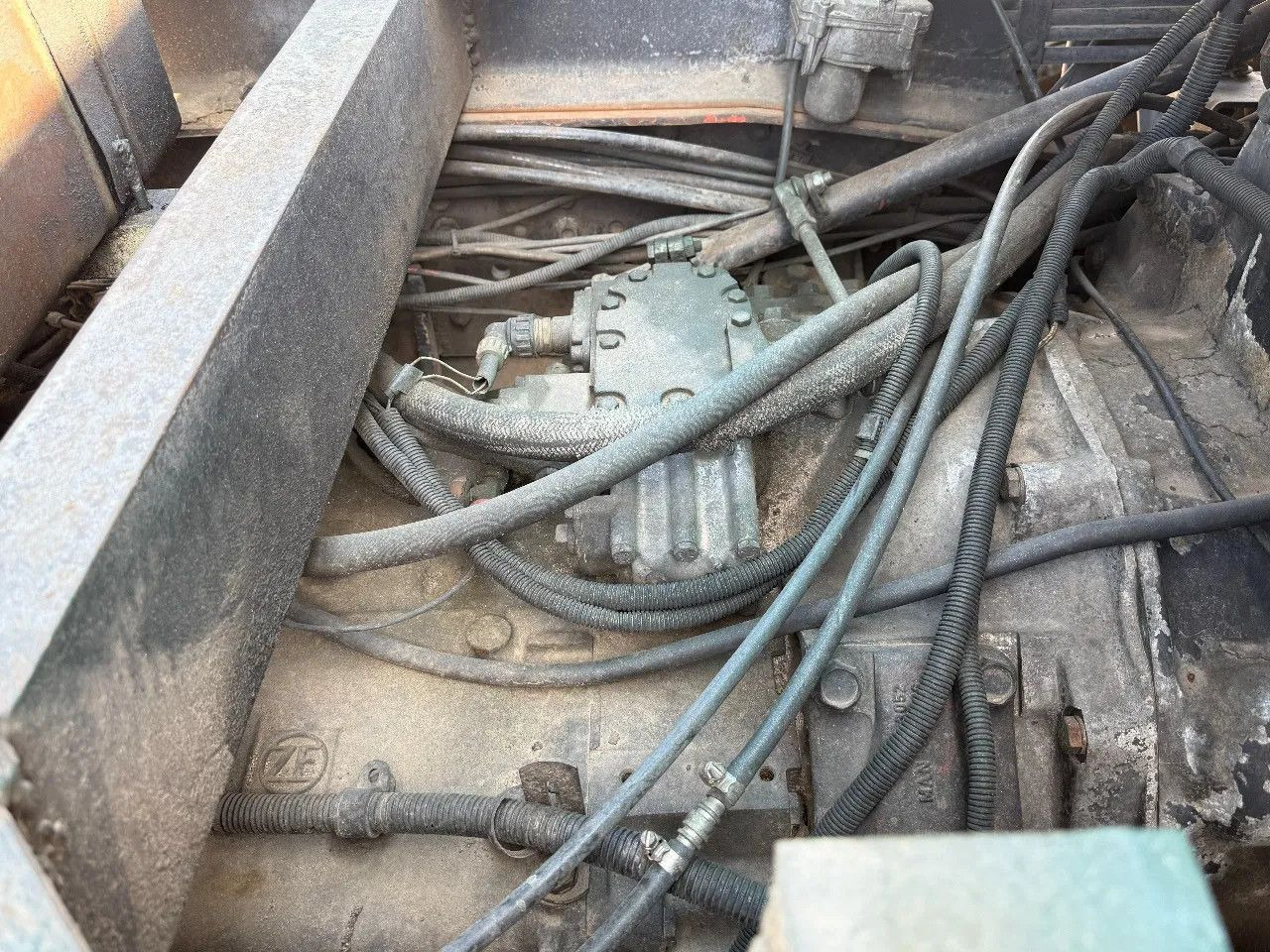 Camion benne MAN 35.372 8X4 Tipper Spring/Spring ZF Manual Gear E: photos 9