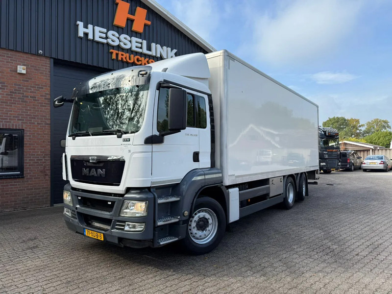 MAN TGS 26.320 Koffer Stuuras AHK 3.000KG LBW 353.980KM! NL Truck APK/TUV 11-03-2026 - Camion fourgon: photos 1 MAN TGS 26.320 Koffer Stuuras AHK 3.000KG LBW 353.980KM! NL Truck APK/TUV 11-03-2026 - Camion fourgon: photos 1