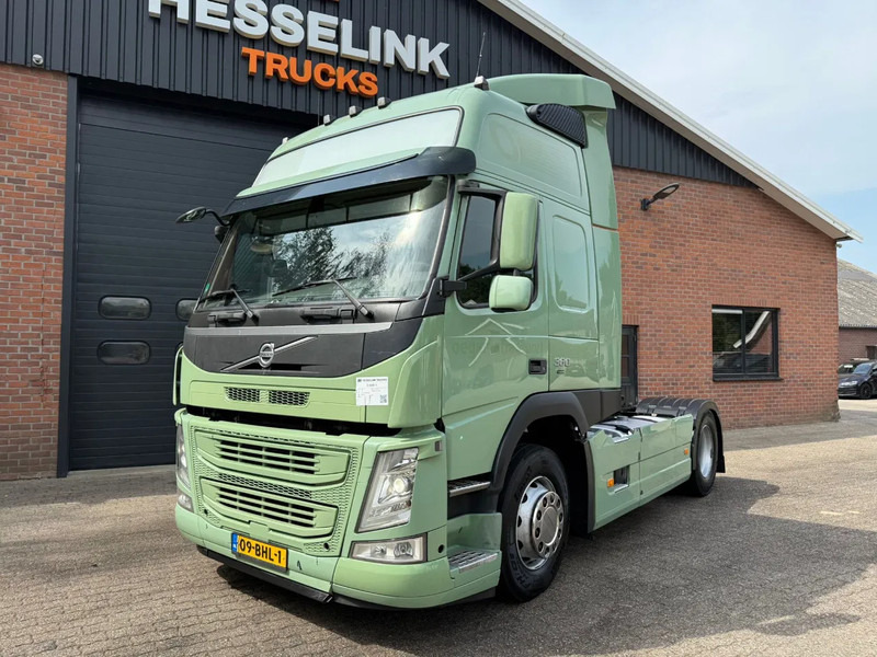 Volvo FM 370 Globetrotter XL Xenon Side skirts NL Truck - Tracteur routier: photos 1 Volvo FM 370 Globetrotter XL Xenon Side skirts NL Truck - Tracteur routier: photos 1