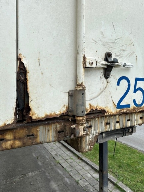 Krone BDF-System 7.45m, Heck Portaltüren, Doppelstock und Schlüssellochbleche - Carrosserie fourgon: photos 5 Krone BDF-System 7.45m, Heck Portaltüren, Doppelstock und Schlüssellochbleche - Carrosserie fourgon: photos 5