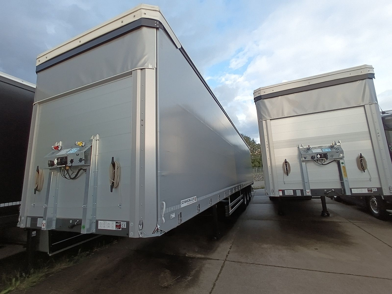 Schwarzmüller PowerLine LIFT/LENKACHSE HUBDACH 5880kg NEU Schwarzmüller PowerLine LIFT/LENKACHSE HUBDACH 5880kg NEU - Semi-remorque rideaux coulissants: photos 3 Schwarzmüller PowerLine LIFT/LENKACHSE HUBDACH 5880kg NEU Schwarzmüller PowerLine LIFT/LENKACHSE HUBDACH 5880kg NEU - Semi-remorque rideaux coulissants: photos 3
