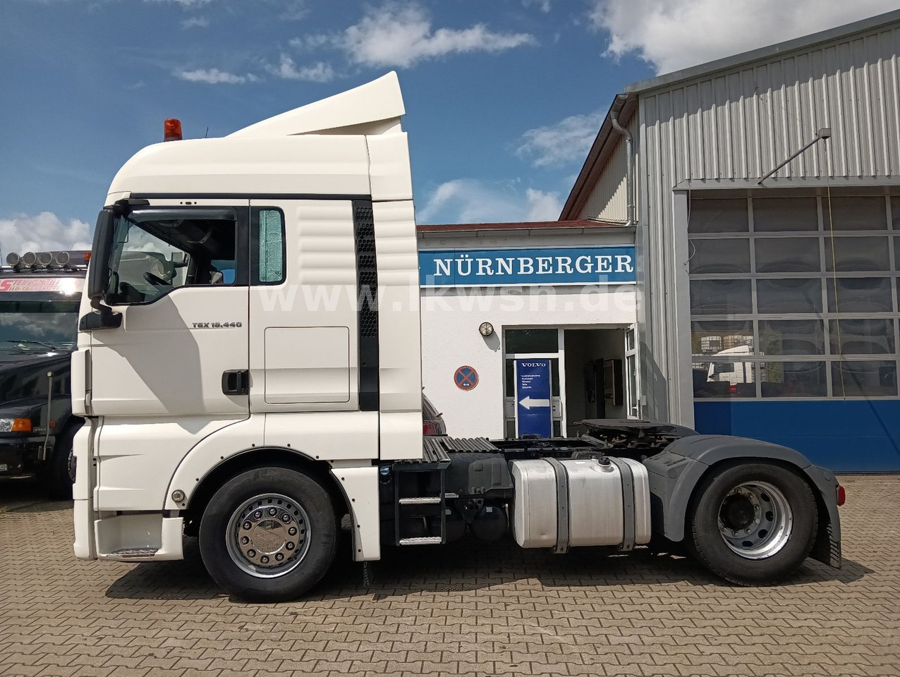 MAN TGX 18:440 FLT XLX 2xTank Klima Spoiler Kühlbox MAN TGX 18:440 FLT XLX 2xTank Klima Spoiler Kühlbox - Tracteur routier: photos 1 MAN TGX 18:440 FLT XLX 2xTank Klima Spoiler Kühlbox MAN TGX 18:440 FLT XLX 2xTank Klima Spoiler Kühlbox - Tracteur routier: photos 1