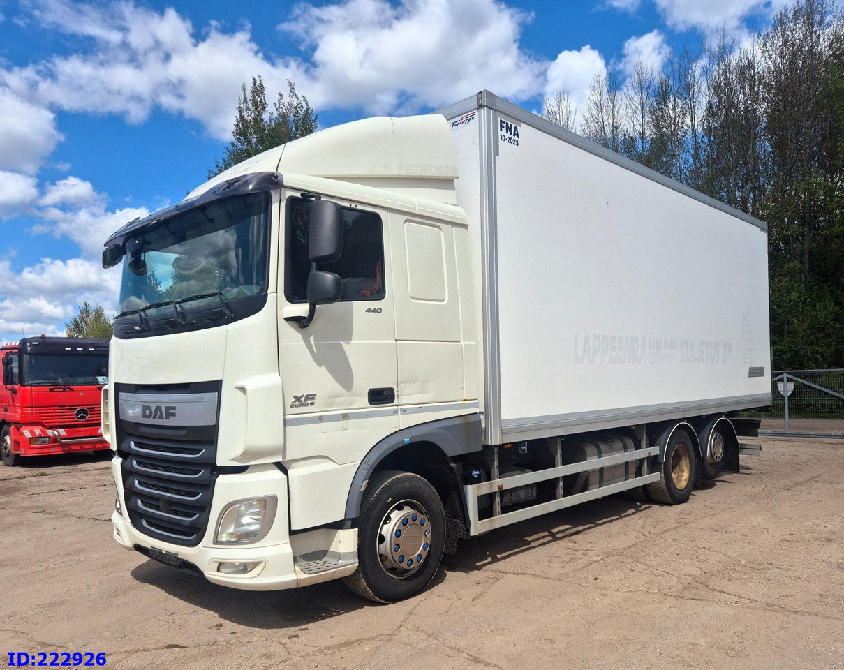 DAF XF 106 440 FAR 6x2 Euro6 - Camion isothermique: photos 4 DAF XF 106 440 FAR 6x2 Euro6 - Camion isothermique: photos 4
