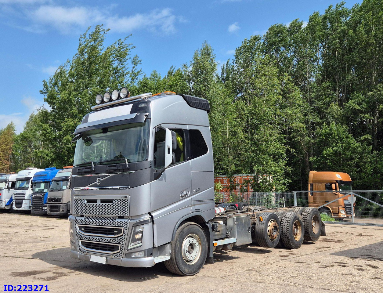 VOLVO FH16 750HP 8x4 (Steering axle / 2 axles lifting) - Châssis cabine: photos 1 VOLVO FH16 750HP 8x4 (Steering axle / 2 axles lifting) - Châssis cabine: photos 1
